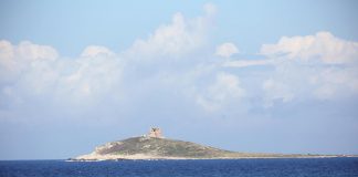 Bottiglie di vetro nel mare di Isola delle Femmine, Regione Sicilia: “Vergognoso” – Video