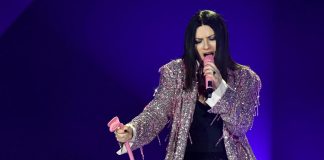 Laura Pausini, il karaoke in macchina con le amiche d’infanzia – Video
