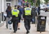 Disordini in Gran Bretagna, polizia di Londra: “Badate ai vostri figli stasera”