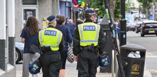 Disordini in Gran Bretagna, polizia di Londra: “Badate ai vostri figli stasera”