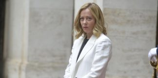 Post contro Meloni, Rai valuta possibili conseguenze per l’autore di ‘Affari Tuoi’