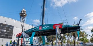 America’s Cup, la barca di New Zealand cade dalla gru