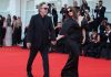 Mostra Venezia, ecco Beetlejuice: il red carpet gothic con Tim Burton e Monica Bellucci