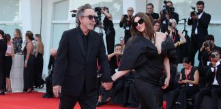 Mostra Venezia, ecco Beetlejuice: il red carpet gothic con Tim Burton e Monica Bellucci
