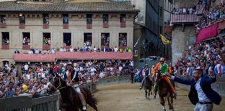 Palio di Siena 17 agosto, Lupa vince e si aggiudica il Drappellone dell’Assunta