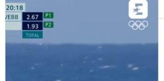 Parigi 2024, c’è anche una balena durante la finale di surf – Video
