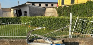 Perde il controllo dell’auto e si schianta contro la recinzione di una casa