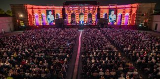 Vecchioni incanta il pubblico all’Esedra di Palazzo Te: “Emozione grandissima essere qui”