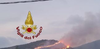 Roma, vasto incendio a San Gregorio di Sassola: aerei per spegnere le fiamme