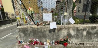 Omicidio Sharon, su luogo del crimine i fiori di Ruocco e il cartello “giustizia è fatta”