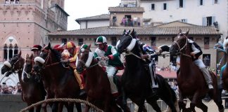 Palio di Siena, la Contrada dell’Onda vince la prova generale