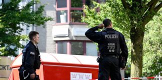 Attacco Solingen, “sono io quello che cercate”: attentatore si consegna e confessa