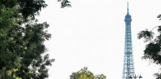 Parigi 2024, si arrampica sulla Torre Eiffel: monumento evacuato