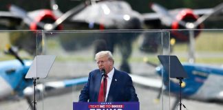 Trump, comizio dietro vetro anti proiettile: “E poi dicono a me basta attacchi…”