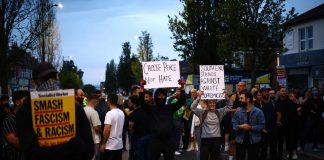Gb, migliaia di antirazzisti in corteo: la protesta dopo i disordini dell’estrema destra
