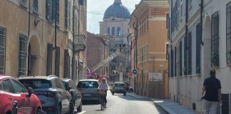 Intonaco si stacca dalla facciata dopo oltre un anno dall’incendio