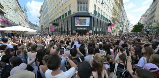 Concerti annullati per rischio attentati, i fan di Taylor Swift invadono Vienna e cantano in strada – Video