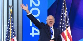 Tim Walz accetta la nomination a vice di Kamala Harris: “Onore della vita”