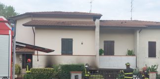 Incendio in una villetta a Bancole, due squadre dei vigili del fuoco al lavoro