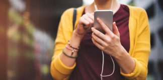 Stop a cellulari in classe, Valditara: “In 50mila non vanno a scuola per colpa dei social”