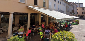 Ubriaco, fa volare sedie e tavolini del bar: arrestato