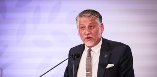 Il ministro Giuli ha sostenuto l’ultimo esame universitario prima della laurea: voto 30
