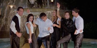 ‘Friends’ compie 30 anni: scene iconiche, battute cult e l’assenza di Perry