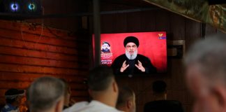 Hezbollah, perché tutti usano i cercapersone: “Smartphone armi di Israele”