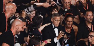 Venezia 81, George Clooney si improvvisa fotografo sul red carpet – Video