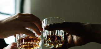 Alcol, ricerca SocialData: “Tra temi più discussi sui social, sfiorate 500 milioni interazioni in un anno”