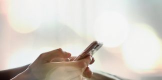 Italiani bocciati in igiene del cellulare, Ciccozzi: “Ricettacolo di germi e batteri”