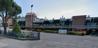 Colpito dalle travi di tre tonnellate su un piede, operaio ricoverato a Brescia