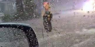 Bloccato in auto dal nubifragio, salvato con una corda – Video