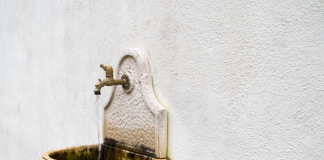 Analisi di Altroconsumo su 38 fontanelle pubbliche, nessuna traccia di Pfas nell’acqua