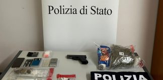 Pistola detenuta illegalmente e ingente quantitativo di droga in casa: arrestato 49enne