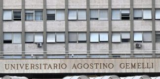 Papa, Vaticano: “Ha la polmonite bilaterale, quadro complesso”