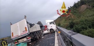 Roma, tir perde controllo sulla A1: chiusa autostrada