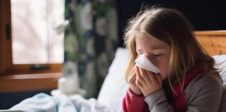 Uno spray nasale per bloccare influenza, covid e raffreddore: lo studio
