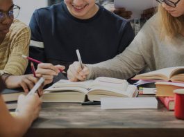 Libri scolastici, rincari sotto l’inflazione: più salato il conto per zaini e accessori