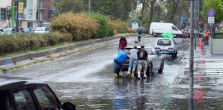 Maltempo, da Milano a Roma piogge e vento sferzano l’Italia: danni e disagi