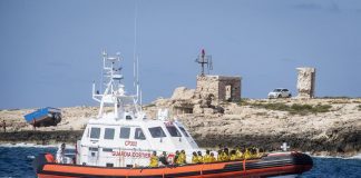Naufragio a largo di Lampedusa, barca si ribalta: “21 dispersi, anche 3 bimbi”