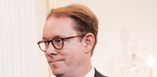 Svezia, il ministro degli Esteri lascia: “Ho 50 anni, basta politica: faccio altro”
