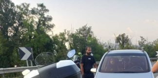 Escono dall’autostrada in moto e fanno un frontale con un’auto che viaggia contromano