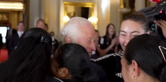 Carlo III infrange il protocollo per amore dello sport: “Un abbraccio? Perché no”