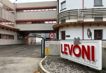 Si sgancia una porta scorrevole, operaio 54enne ferito alla Levoni di Castellucchio