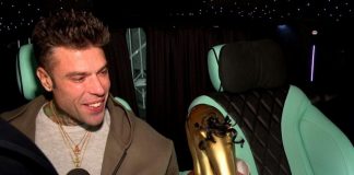 Striscia la Notizia, Tapiro d’oro ‘riccioluto’ a Fedez dopo il dissing con Tony Effe