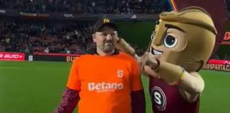 Tifoso ‘fuoriclasse’ fa gol e vince 40mila euro – Video