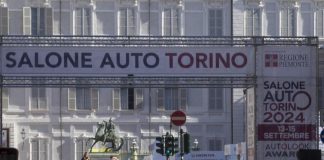 Torino, auto da rally sulla folla in piazza San Carlo: un ferito