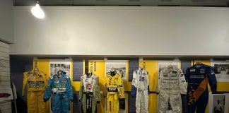 Le tute dei campioni di Formula 1 in mostra durante il G.P Nuvolari