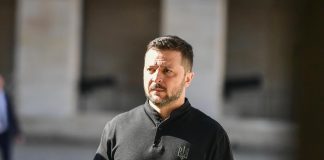 Ucraina, Zelensky: “Per fermare Russia bombardare aeroporti militari”